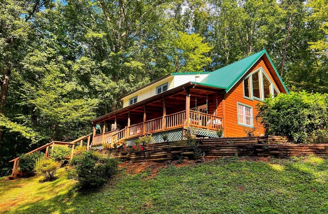 3 Bed 2 Bath~Hot Tub~Fire Pit~Game Room~Popcorn Machine~Hammocks~Mountain Views.