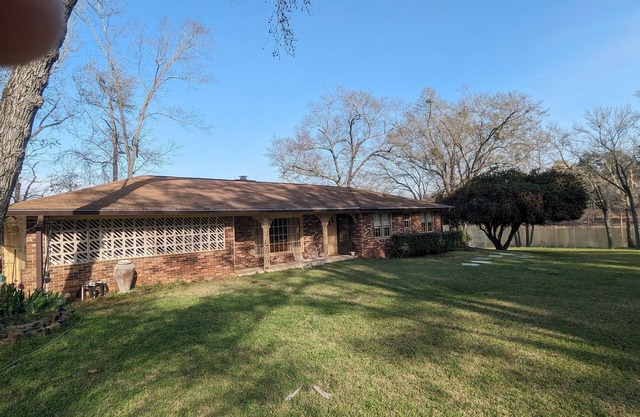 3 bed 2 bath on the Savannah River with great fishing right out the backyard.