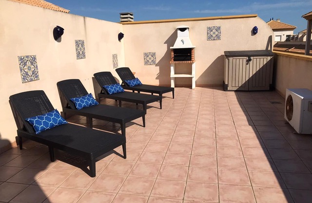 3 bed/2 baths. Penthouse with Private Roof Terrace, Lovely Views, south facing