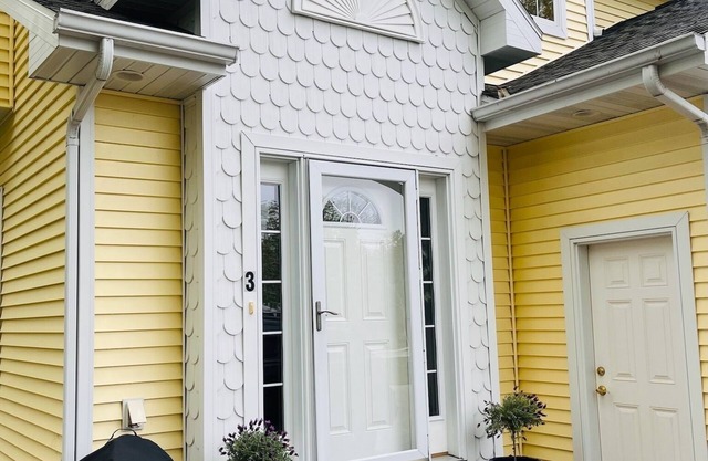 3 bed/3.5 bath Fish Creek condo: walking distance to beach/parks