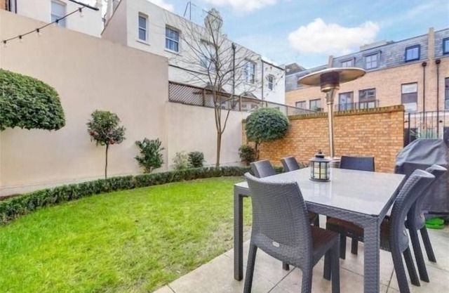 3 Bed 3.5 Bath Mews House with Private Garden, BBQ, Luxury Amenities, King Beds