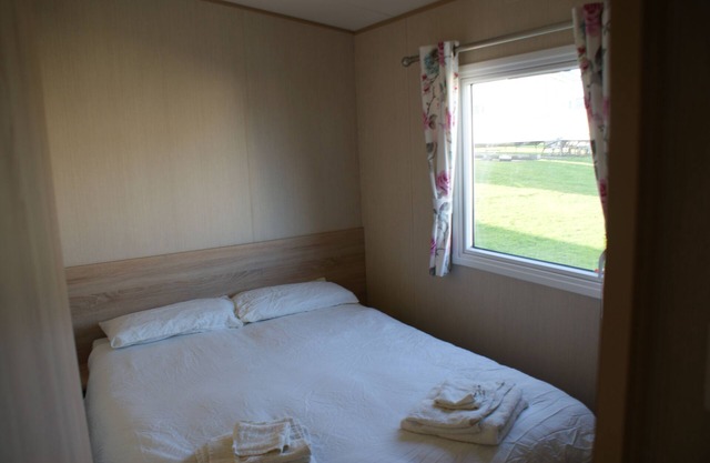 3 Bed Caravan-Sleeps 6-Pool-Garden-Parking-Hot Tub