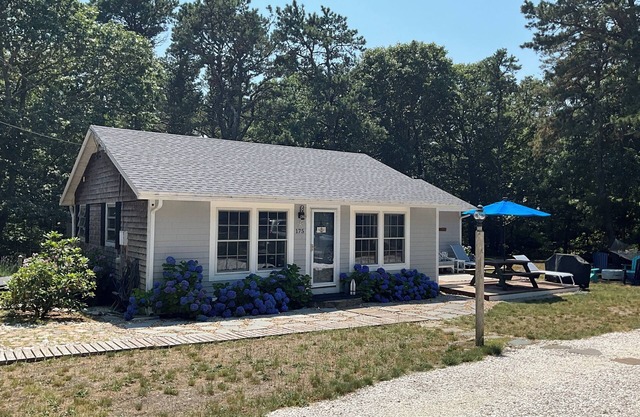 3 bed cottage, short walk to bayside beach down quiet sandy road, pet friendly