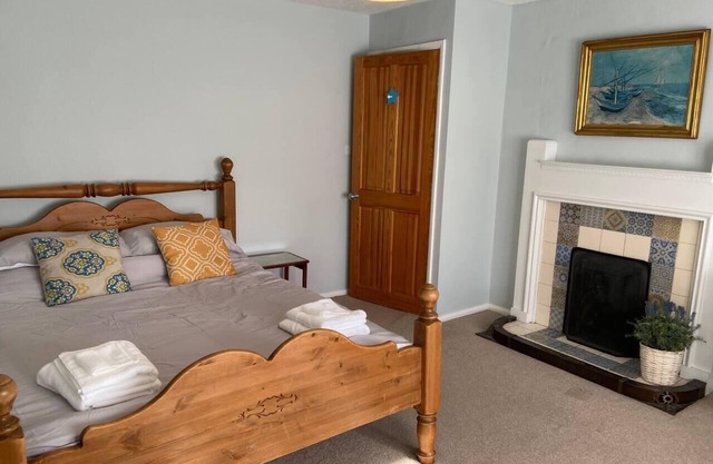 3 Bed Cottage - Sleeps 5 - Wifi - Pets - Parking