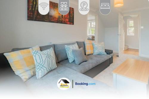 3 Bed Detached House By B and R Serviced Accommodation Amesbury With Free Parking & Garden