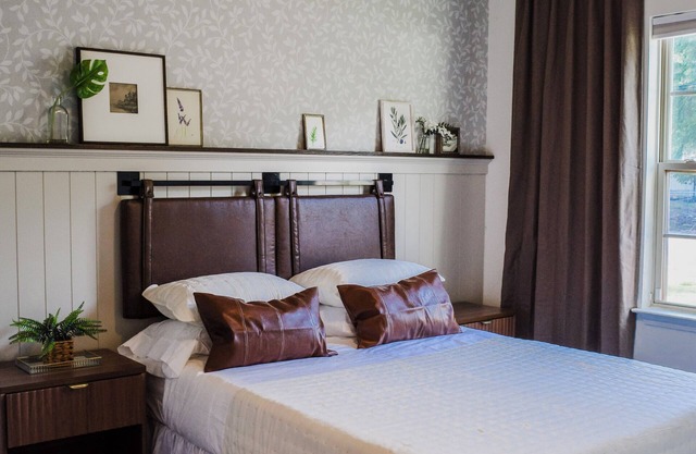 3 Bed. Downtown Designer Den w/WiFi & AC in Amazing Greer NEAR AIRPORT