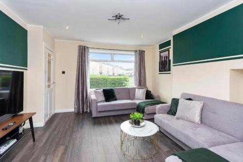 3-Bed Edinburgh Abode - Parking and Garden