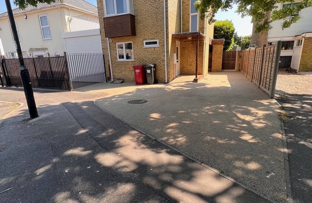 3 bed home Slough,private drive,near Heathrow,motorway,Legoland