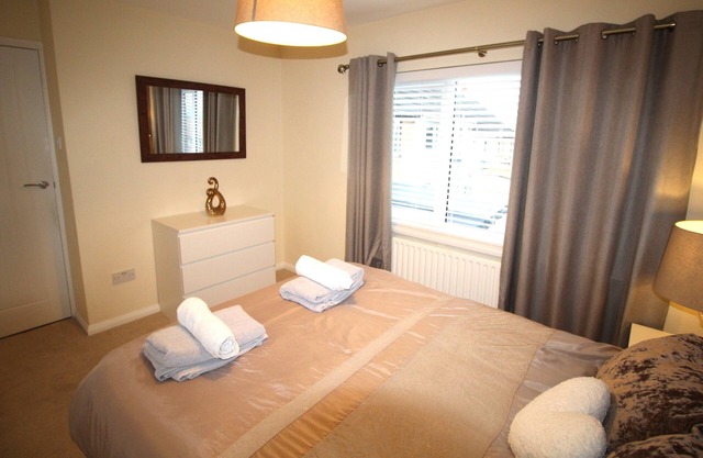 3 Bed House - Sleeps 6 - Parking - Pets - Garden