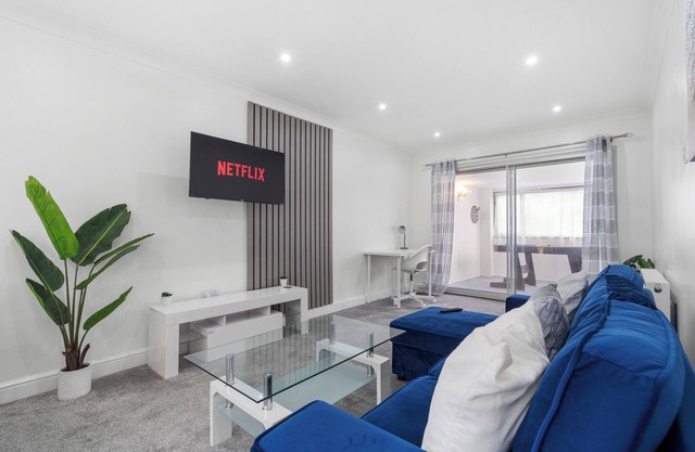 3-Bed House, Sleeps 7 w/Parking, Close to Airport