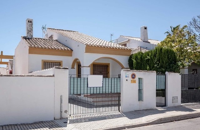3 bed house with pool in Torre de La Horadada. Air conditioning, WiFi & Netflix