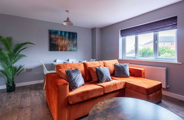 3 Bed House, with Private Driveway