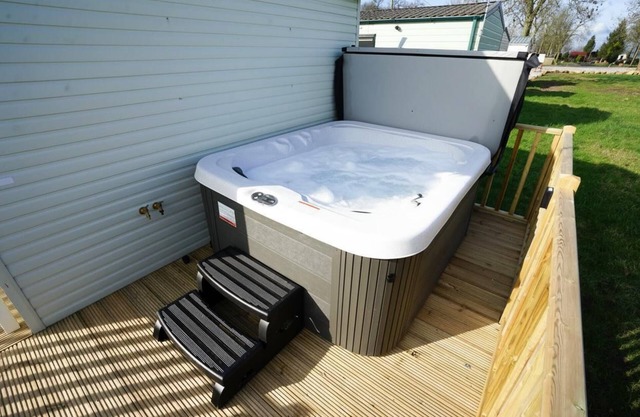 3-Bed Lodge, Sleeps 6, Hot tub