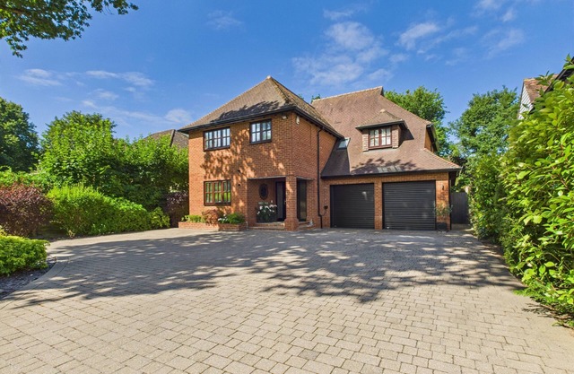 3 Bed Luxury Family Home, with Self-Check in & Direct Train to London