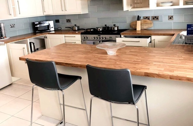 3-Bed Semi-Detached House, Wifi, Parking, Outdoor Space