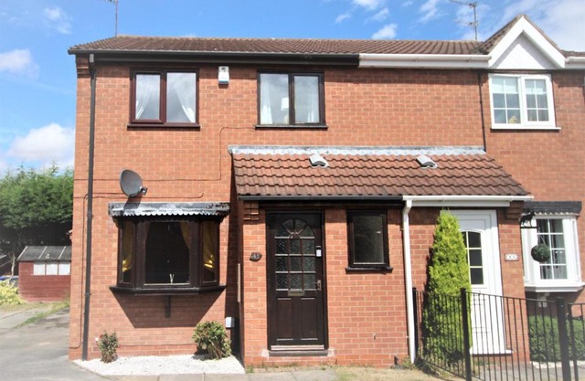 3 Bed Semi - Sleeps 5 - Private Garden & Parking - Quiet Cul De Sac Location - Dog Friendly - Fast Wifi - Close to Motorway Access
