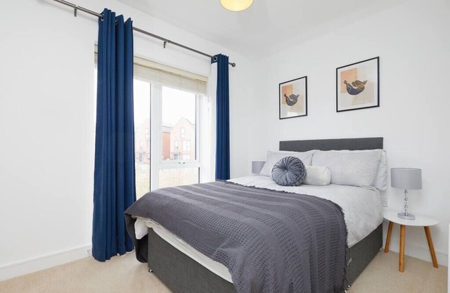 3 Bed Townhouse Haven - Steps from Royal Derby Hospital, Driveway Parking