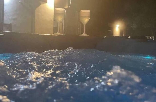 3 Bedroom Holiday Home With Hot Tub