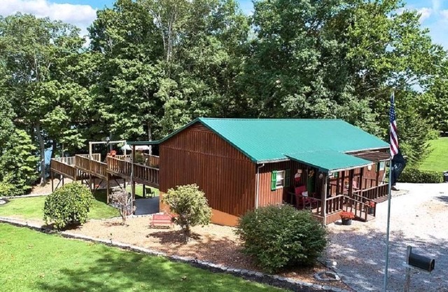 3 Bedroom, 1 1/2 bath, Lakeview Cabin -pontoon available- June-Sept