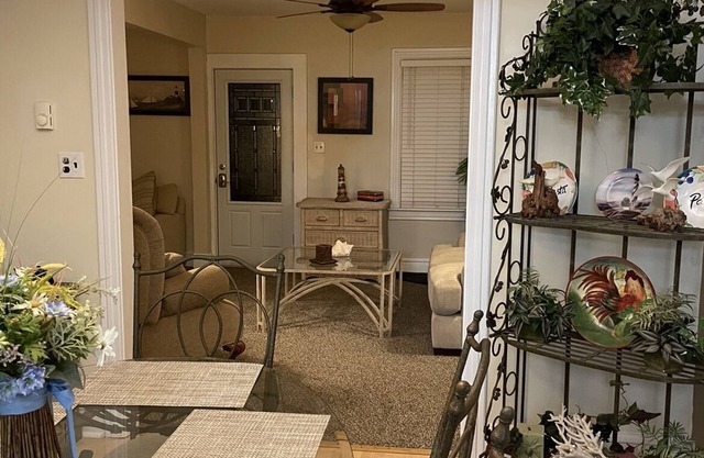 3 Bedroom 1 & 1/2 bath, 2 Blocks from Beach