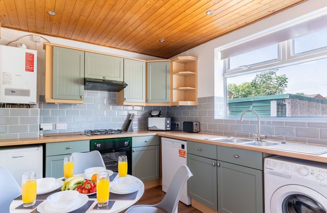 3 Bedroom, 1 Bathroom Apartment with Parking