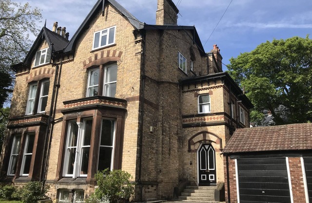 3 bedroom 1st floor apartment with garden close to Lark Lane and city centre
