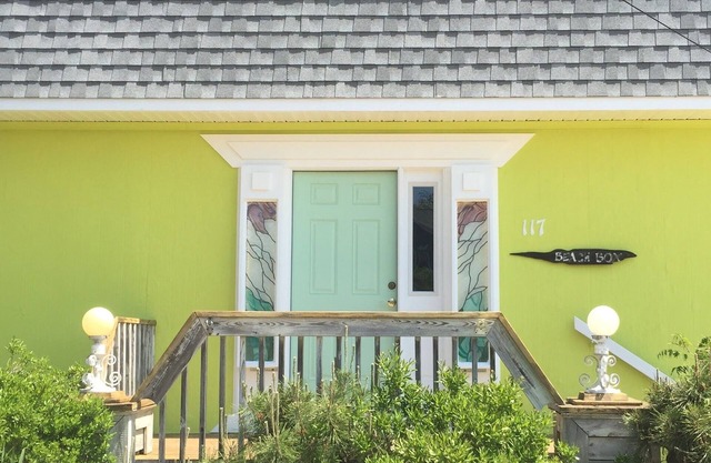 3-bedroom, 2 1/2 Bath, A/C, Sleeps Up to 8 (10 houses from beach!)