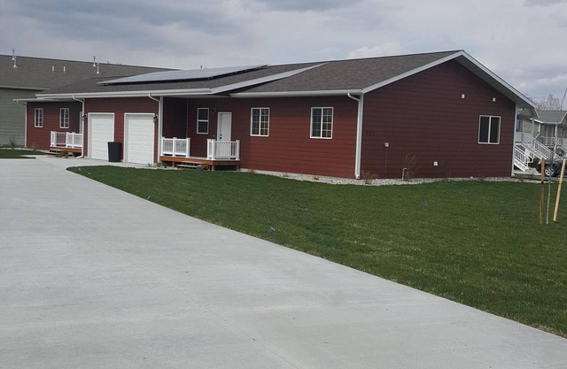 3 BEDROOM, 2.5 BATH, GARAGE, AC, W/D, WiFi