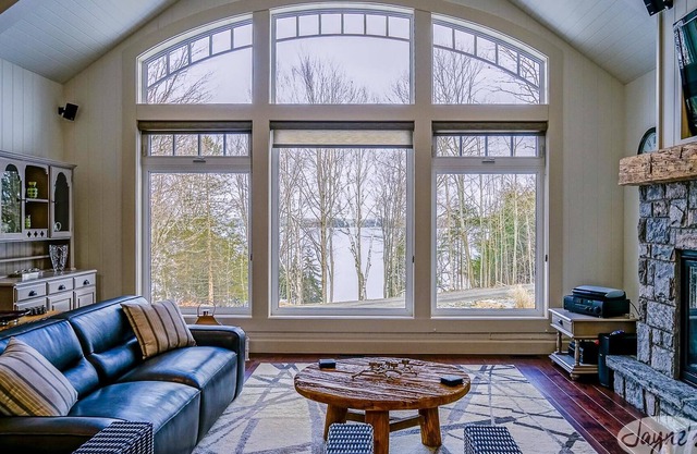 3 bedroom, 2 bath cottage! Port Carling, Lake Rosseau! Shallow, Sandy Waterfront