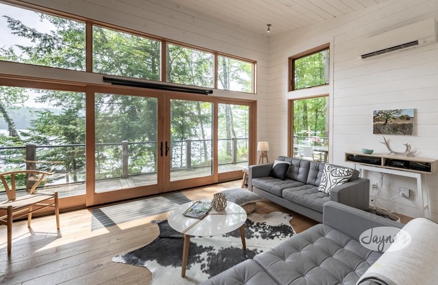 3 bedroom 2 bath cottage on Lake of Bays