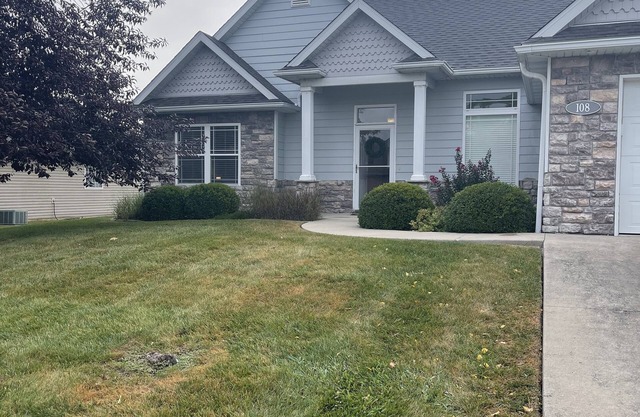 3 Bedroom 2 bath house in quiet neighborhood. Close to MIZZOU stadium.