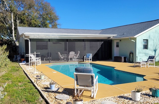 3 bedroom, 2 bath, pool home that sleeps 6, with screened back patio