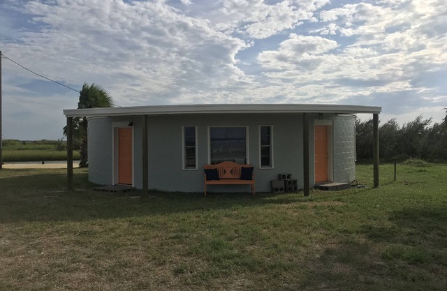 3 BEDROOM, 2 BATH ROUND HOUSE ON THE BAY AND BAYOU SLEEPS 13