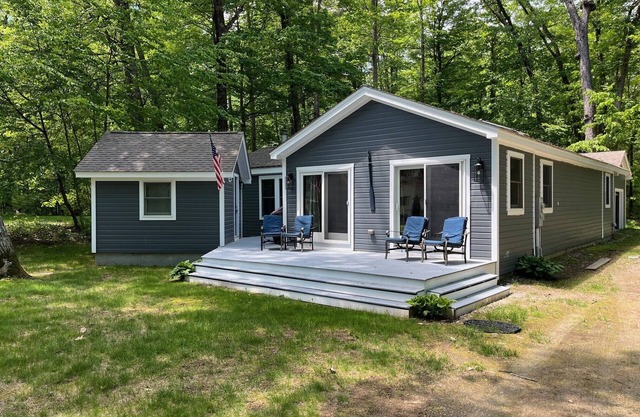 3 bedroom, 2 Baths, 8 Sleeps, detached bunk house, open boat slip