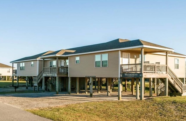 3-bedroom, 2-bathroom apartment. Walk to beach and access to REAL Watersports