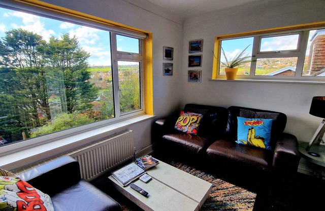 3 bedroom, 2 bathroom Brighton house, stunning views and free parking