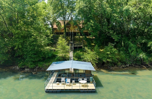 3 Bedroom 3 Bathroom Cabin on Little Red River w/Private Dock!