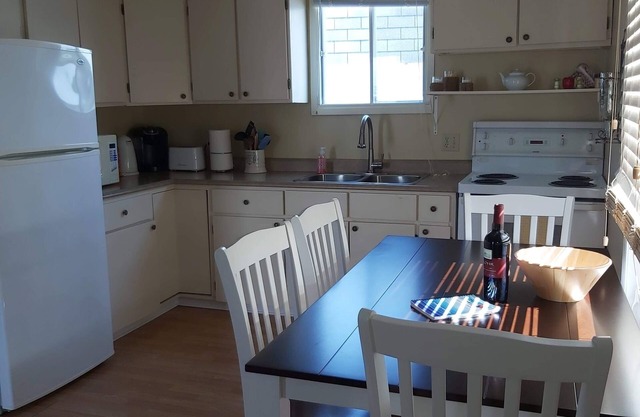 3 Bedroom 4 season modern Chalet Beresford. Sleeps 6