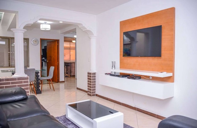 3 Bedroom AC ALL KING BEDS HOT TUB Enclosed Patio AC 2 blocks Lleras