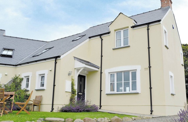 3 bedroom accommodation in Treffynnon, near St Davids