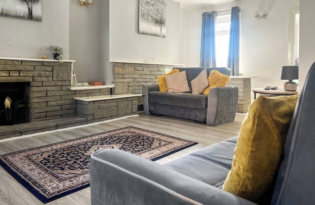 3 bedroom accommodation in Port Talbot, Wales