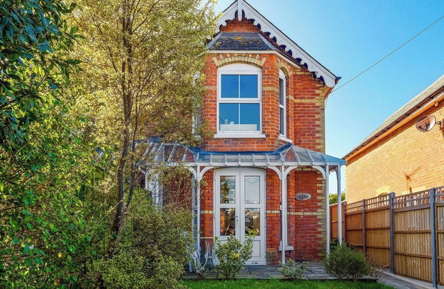 3 bedroom accommodation in Middleton, Freshwater