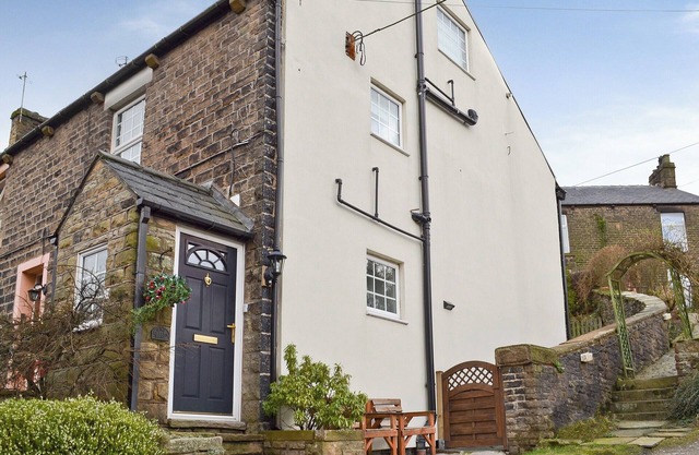3 bedroom accommodation in Hayfield, near Glossop