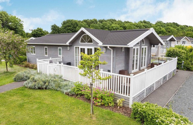 3 bedroom accommodation in Mercia Marina, Willington