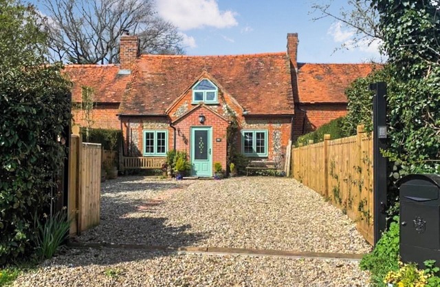 3 bedroom accommodation in Chalkhouse Green, near Reading