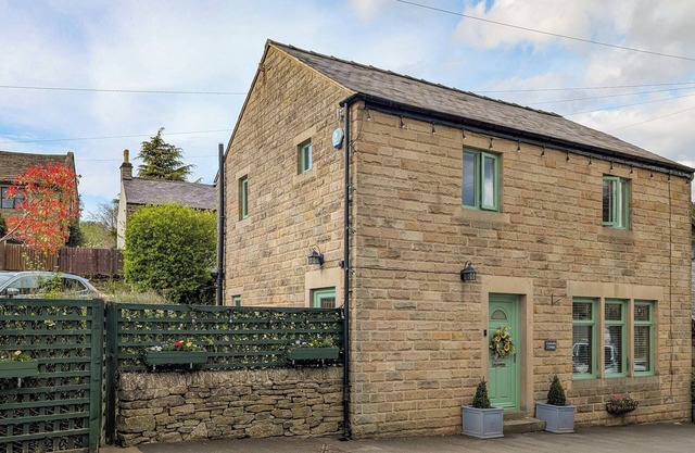 3 bedroom accommodation in Eyam