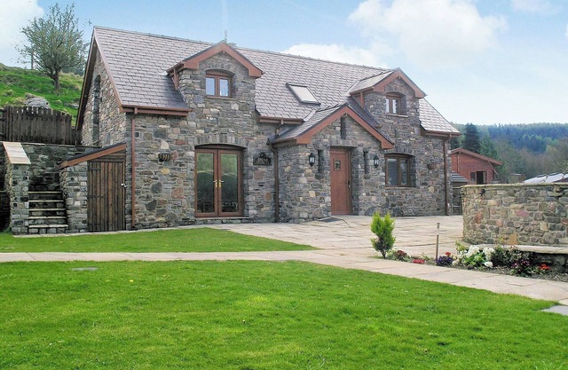 3 bedroom accommodation in Crynant, near Neath
