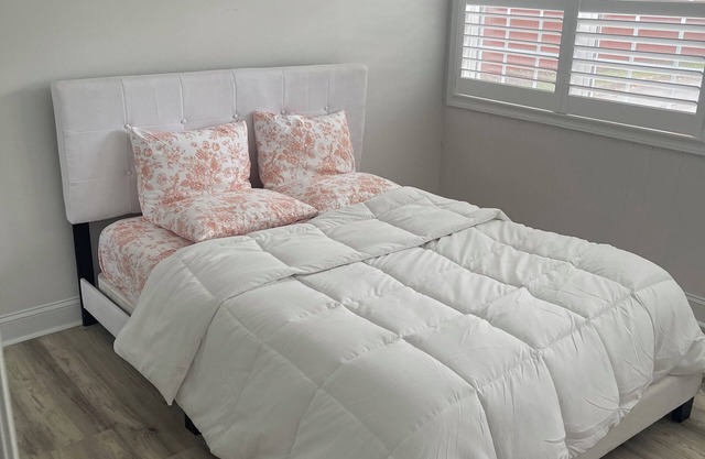 3-bedroom apartment in Knoxville minutes from Neyland Stadium. Pool access.