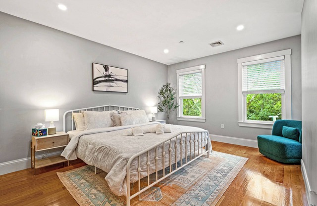 3-bedroom apartment in charming Boston/Near Train