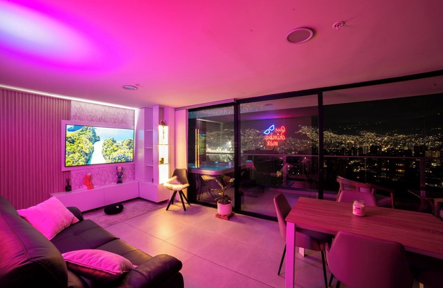 3-bedroom apartment with view, jacuzzi and AC, Laureles, Medellín.